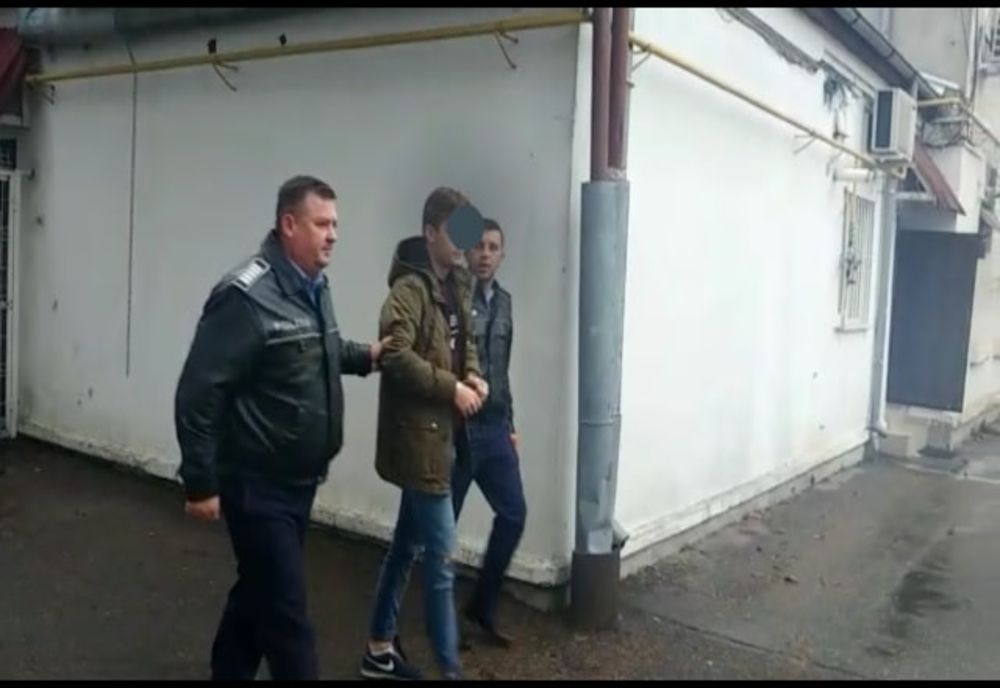 Elev în arest! Fura componente scumpe de la maşini