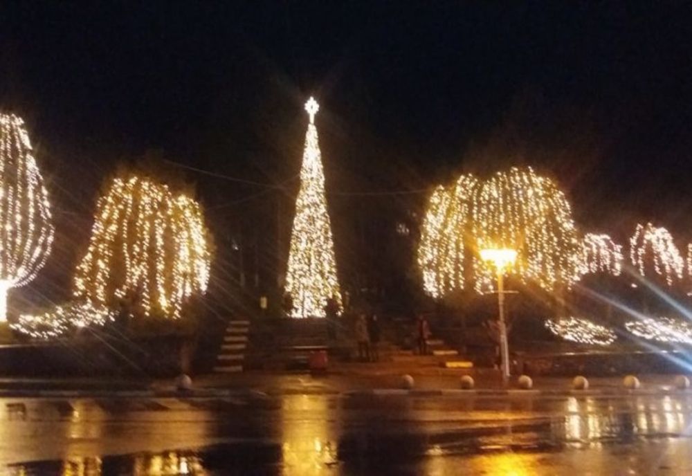 Luminiţele de Crăciun, închiriate la Curtea de Argeş