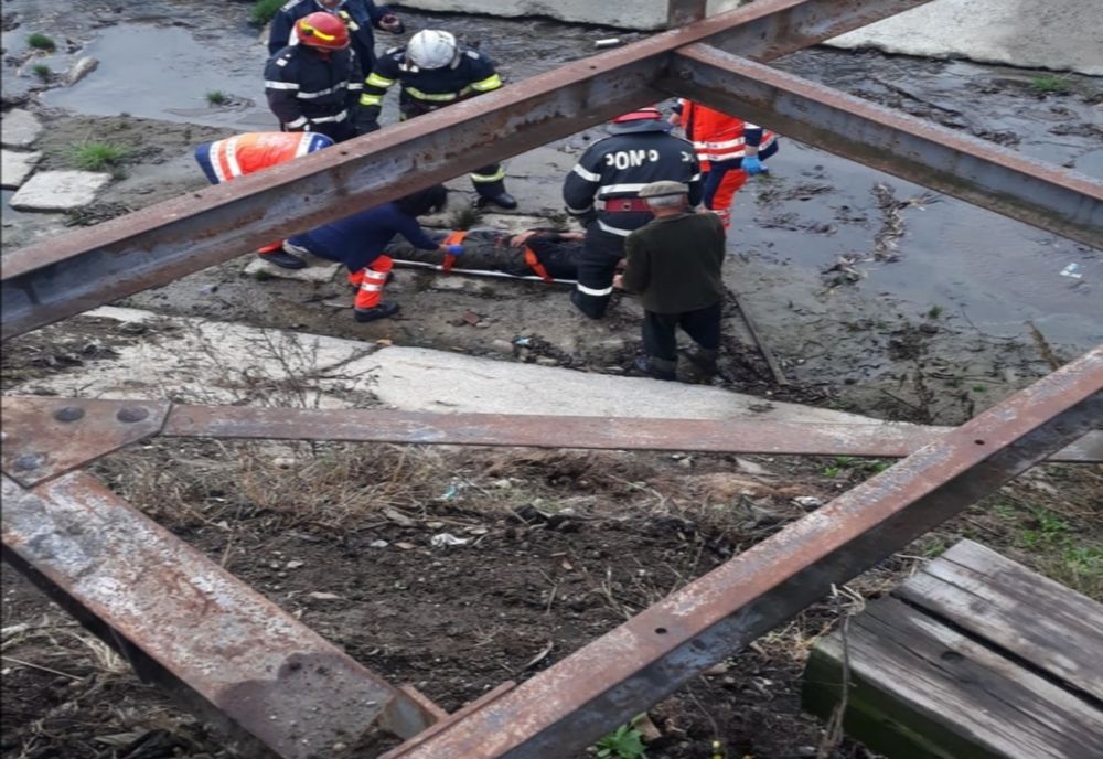 A căzut de pe pod, la Curtea de Argeș. A fost transportat de urgență la spital