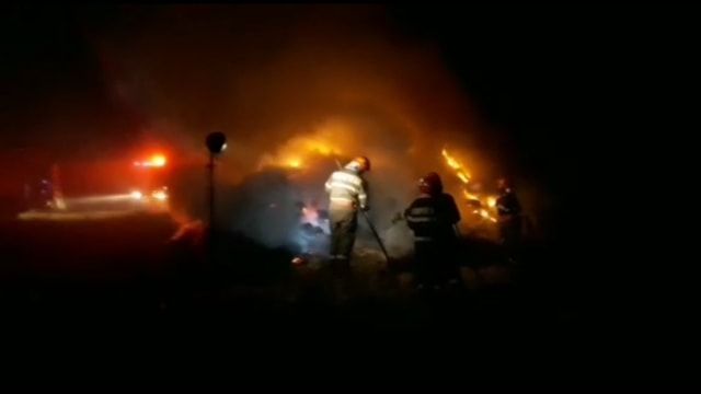 Video-Incendiu devastator la Moșoaia! Ard mii de baloți de paie