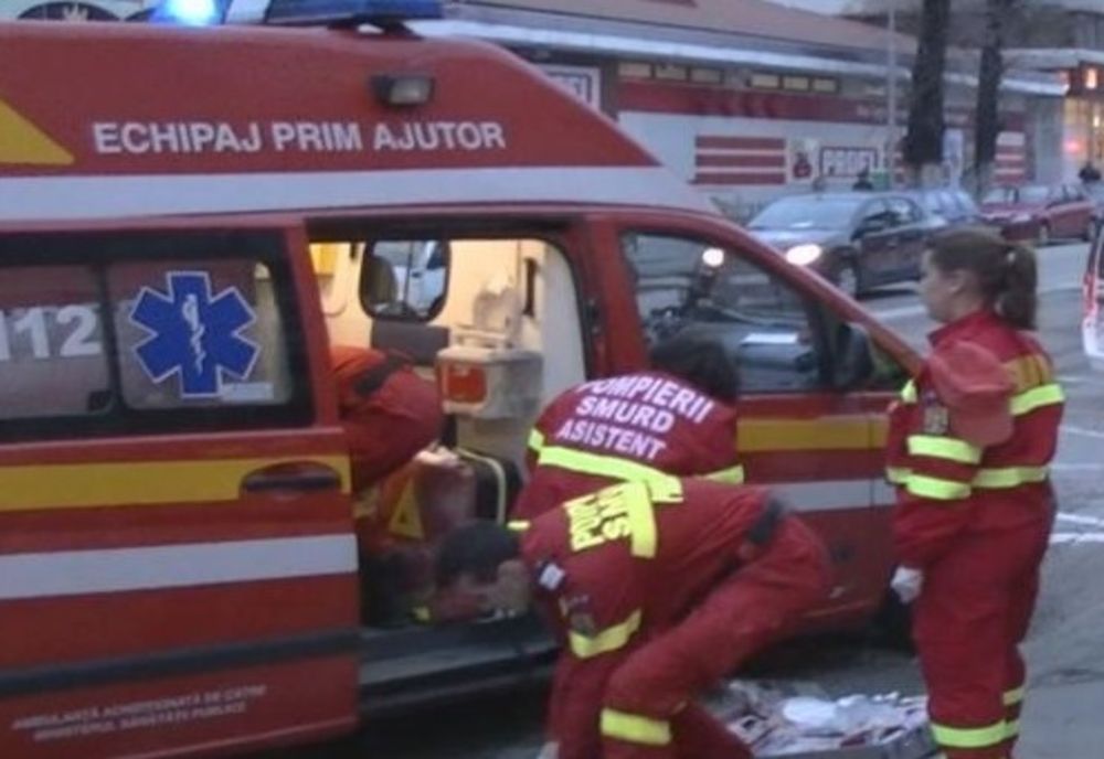 Femeie lovită de mașină după ce a traversat neregulamentar