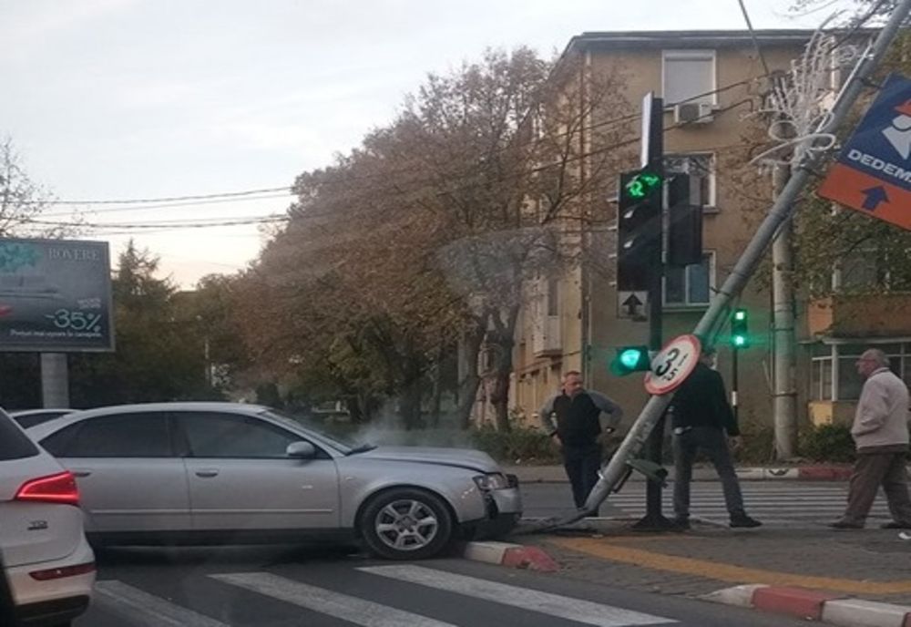 A „forțat” semaforul și a intrat în coliziune cu un autoturism. Șoferul era sub influența alcoolului