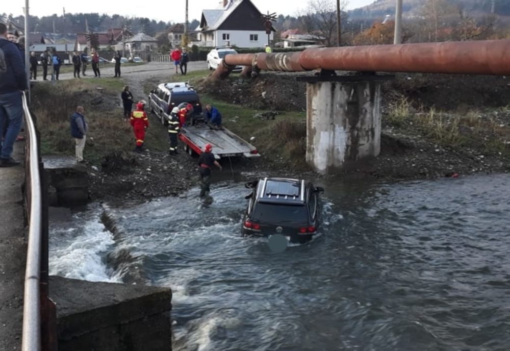 Soţ şi soţie au rămas cu maşina în mijlocul râului, la Câmpulung