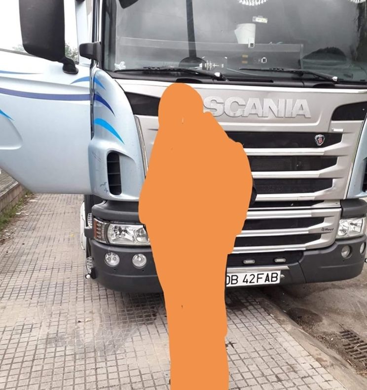 Doi patroni reţinuţi după ce un TIR încărcat cu televizoare a dispărut