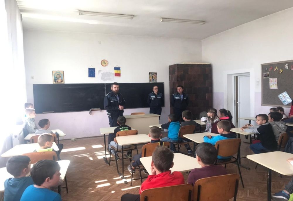 Poliţiştii i-au învăţat pe elevi cum să se ferească de infractori