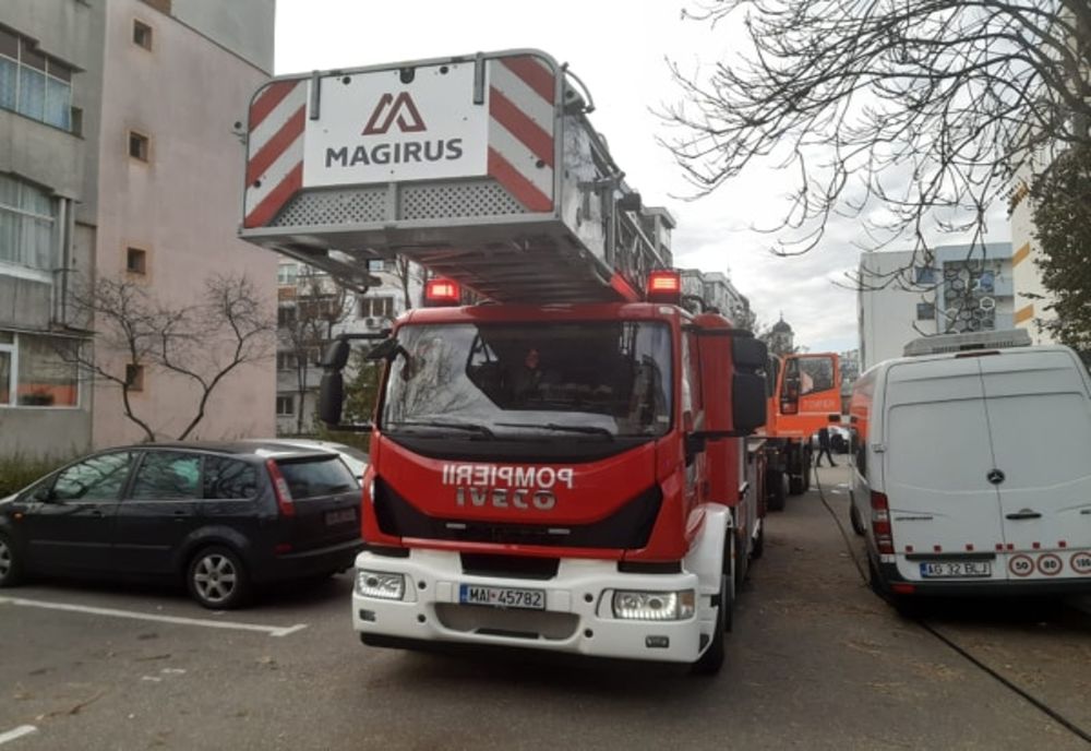 Incendiu la un bloc din Piteşti! Au fost evacuaţi locatari