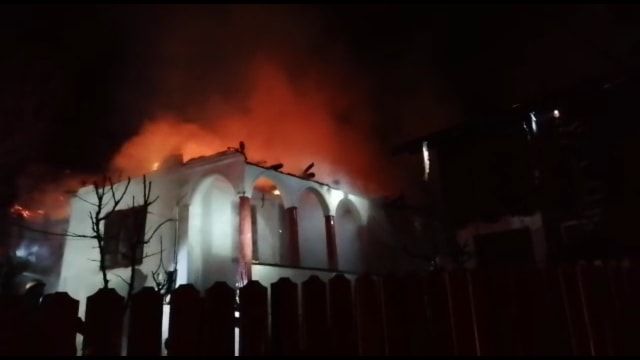 Video-După ce au petrecut Crăciunul le-a ars casa de vacanță!