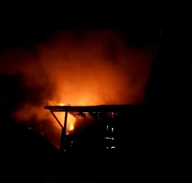 Incendiu la o casă din Stâlpeni! Cei din imobil au scăpat nevătămați-Video