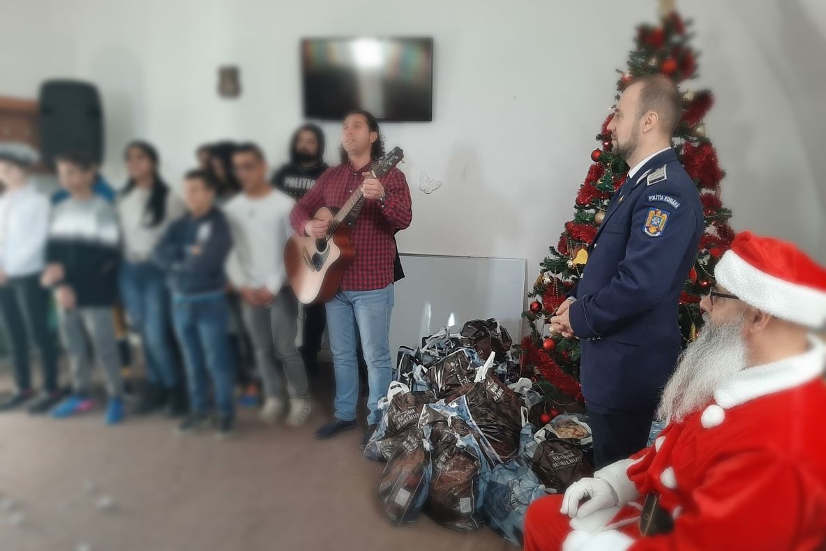 Video-Moș Crăciun este polițist! Sania a fost înlocuită de dube!