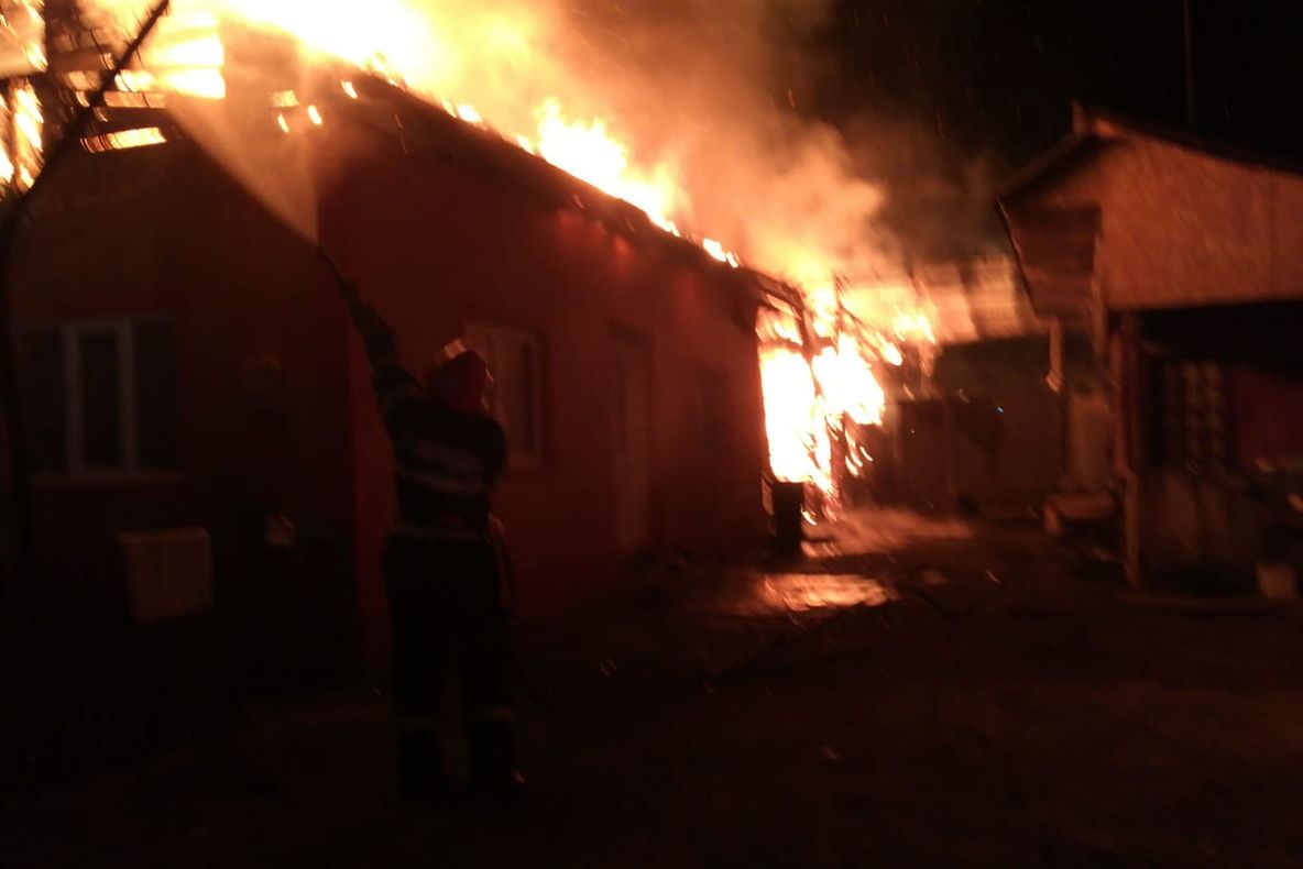 Video-Incendiu de proporții la o casă din Țițești!