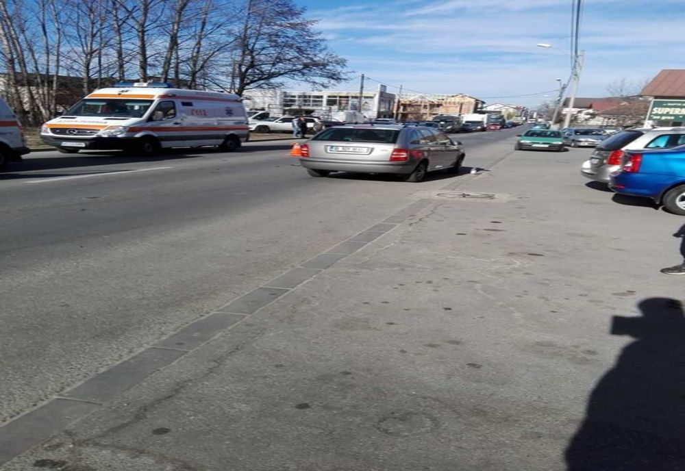 Pieton lovit de mașină, în timp ce traversa neregulamentar!