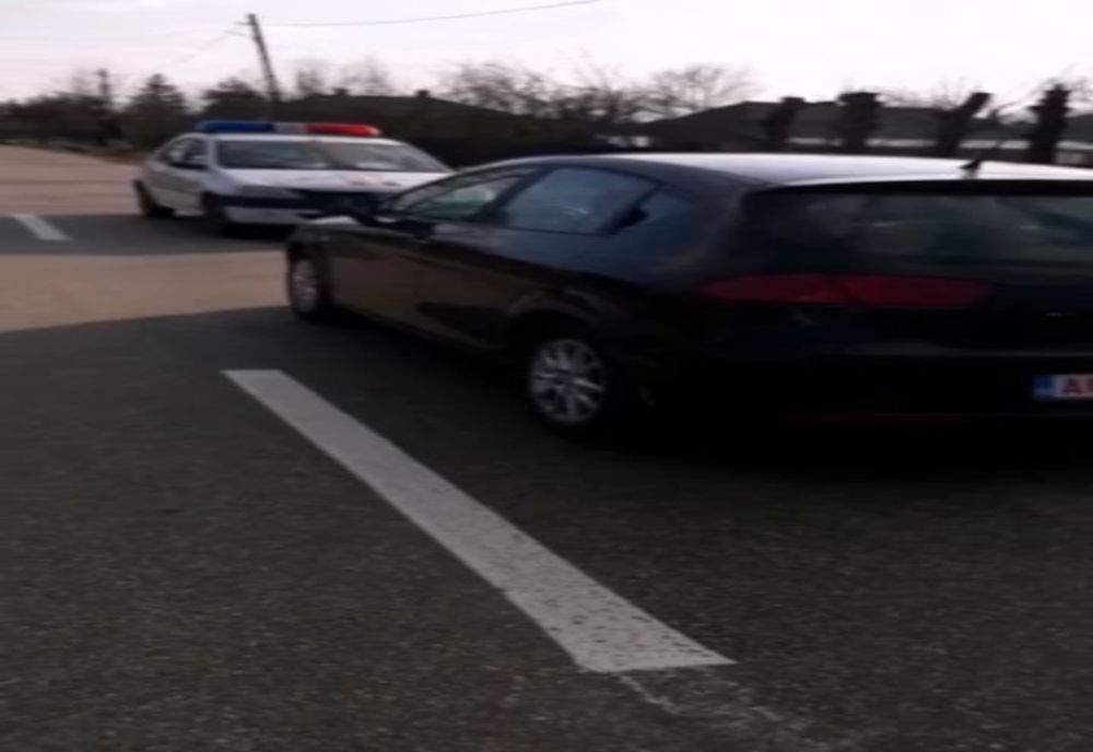 Video-Vezi cum a reuşit hoţul să-l păcălească pe samsar furându-i maşina!