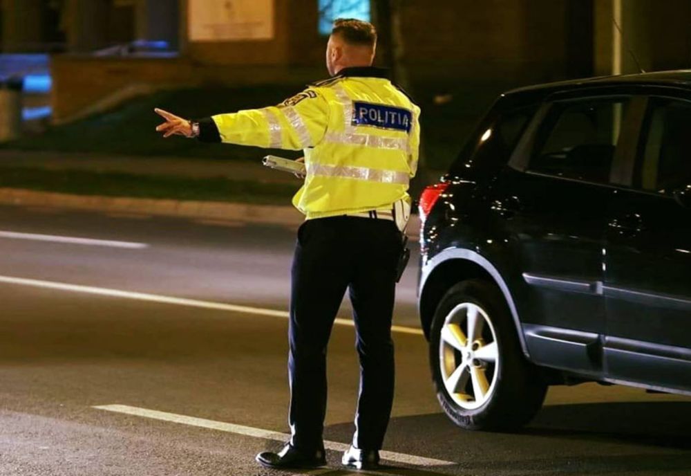 Poliţiştii au prins doi şoferi fără permis dintr-o lovitură