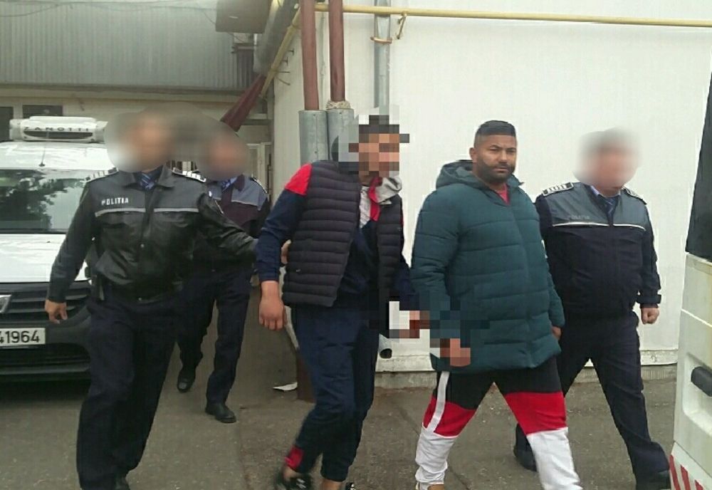 Video-Hoții sunt liberi! Dacă îi vedeți ieșind din Merișani, sunați la 112!