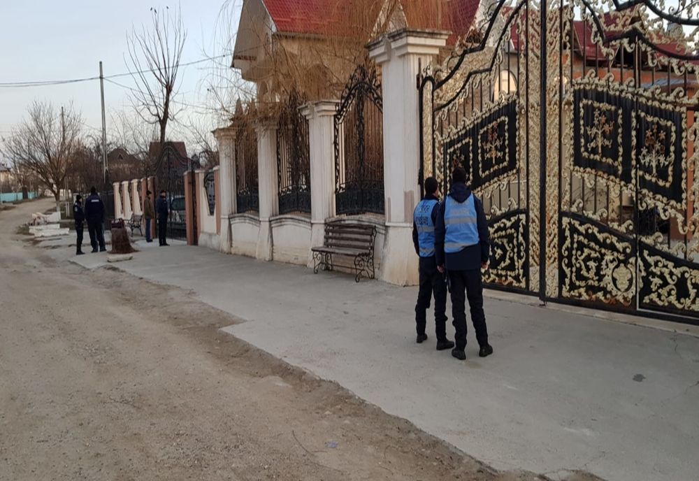 Razie la palatele romilor din Costeşti!