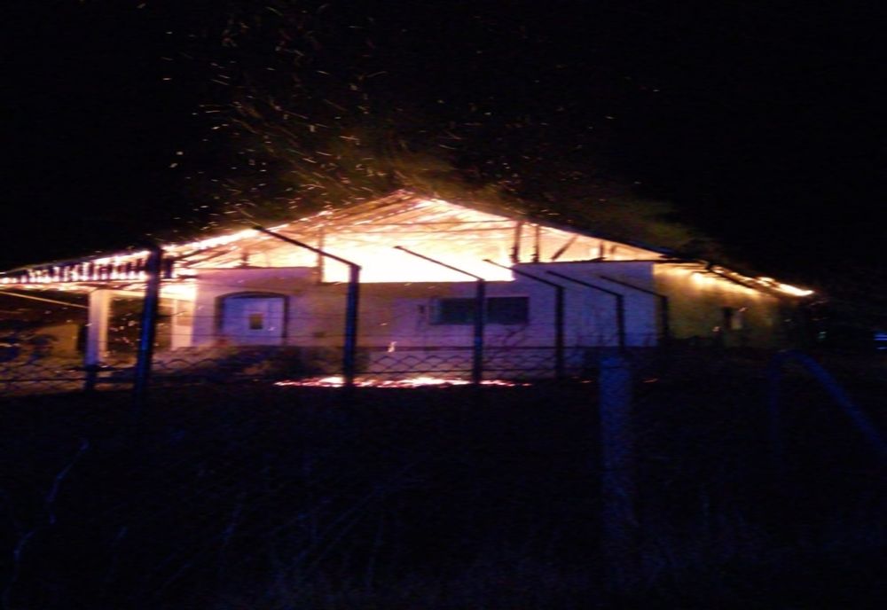 Video-O casă a fost distrusă de incendiu în comuna Mihăești!