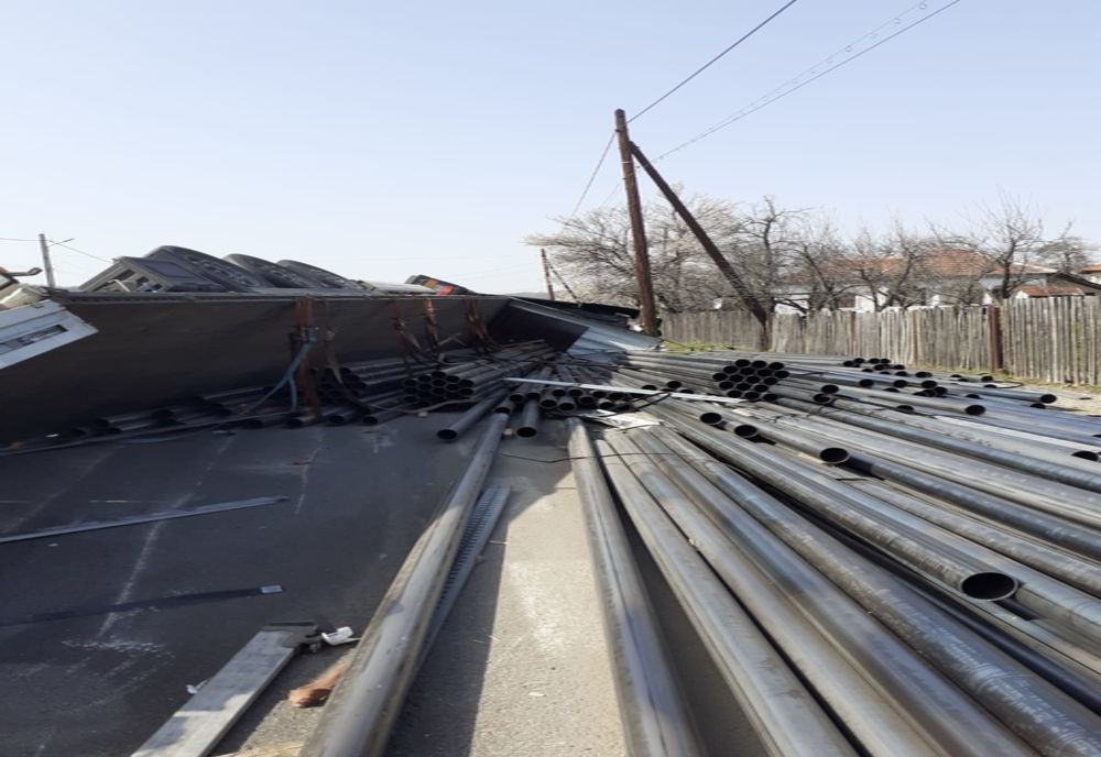 Video-Accident grav pe DN 7 unde un TIR s-a răsturnat!