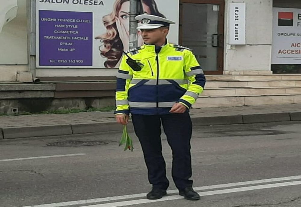 Poliţiştii au oferit flori de Ziua Femeii