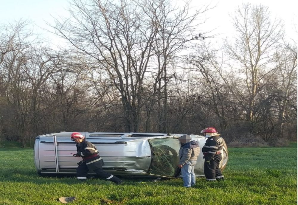 Video-Din accident, o maşină a ajuns în şanţ şi cealaltă pe câmp!
