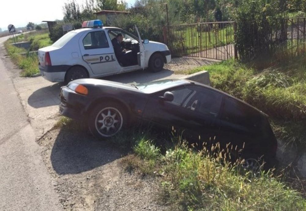 S-a răsturnat cu mașina în șanț, din cauza vitezei!