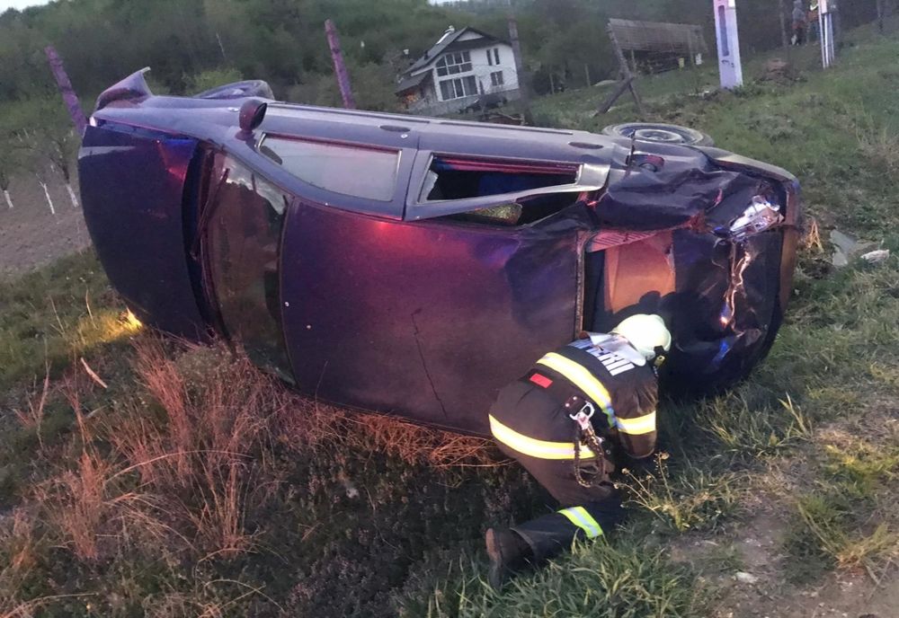 Șoferul beat s-a răsturnat cu mașina, la Davidești!