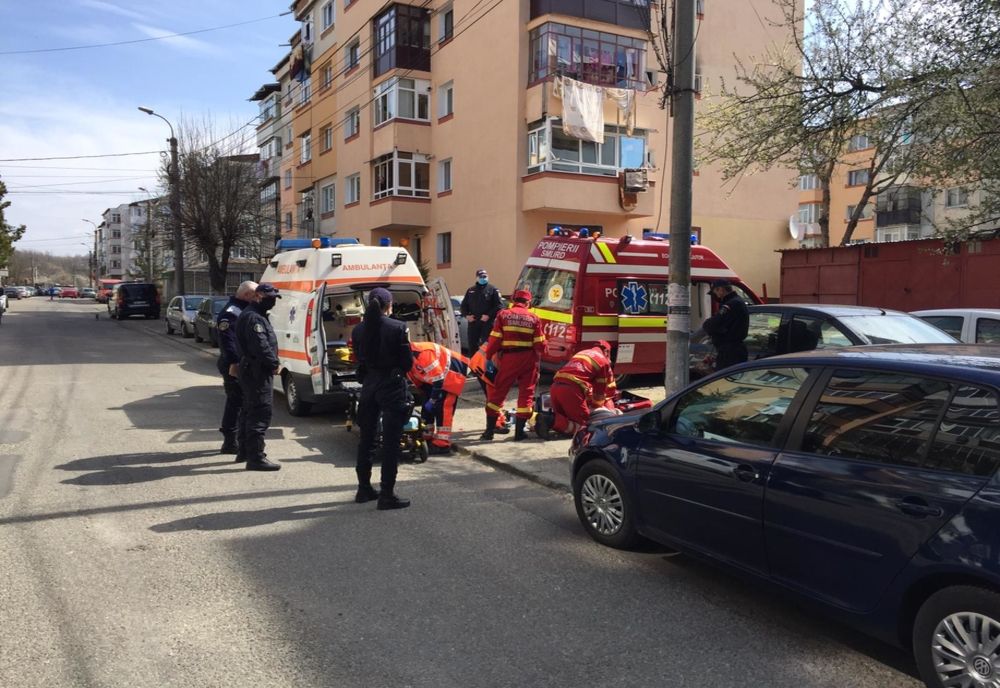 A căzut în stradă, fiind salvată de jandarmi!