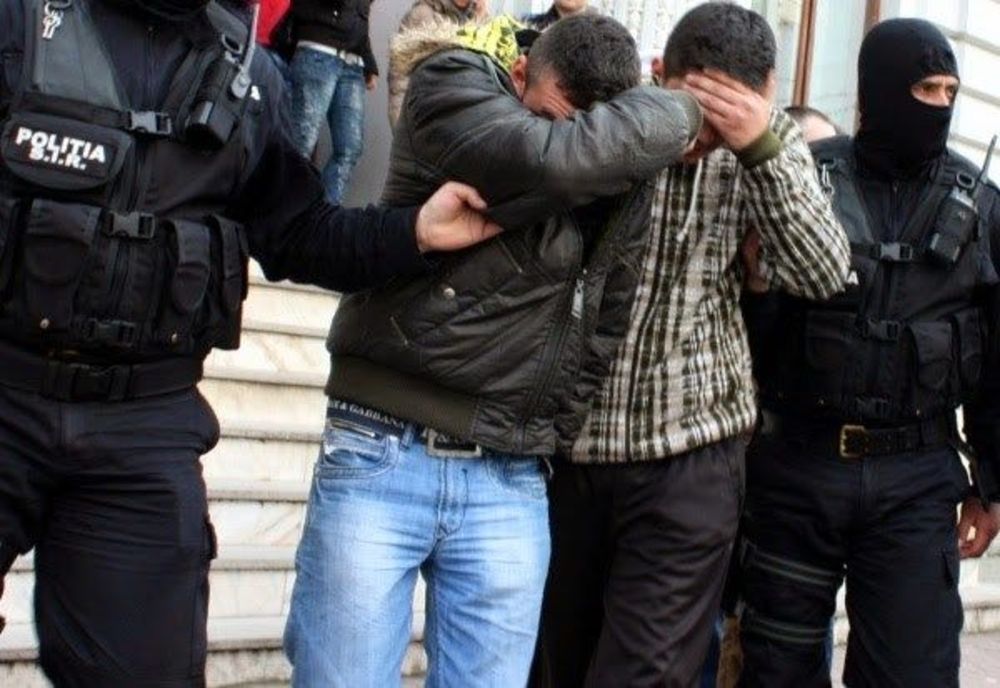 Doi tineri au comis tâlhărie în comuna Merișani