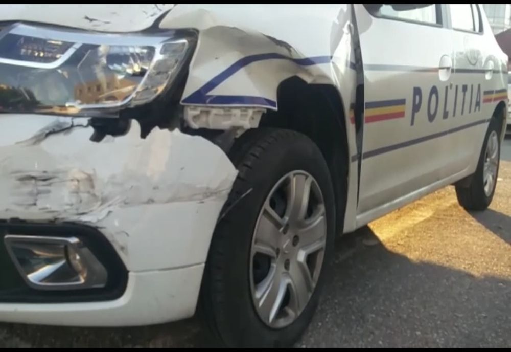 Un motociclist a lovit mașina de poliție în timpul urmăririi