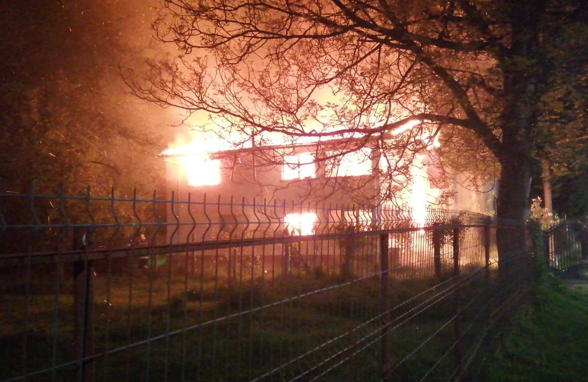 Video-O vilă din Stoenești a ars ca o torță!