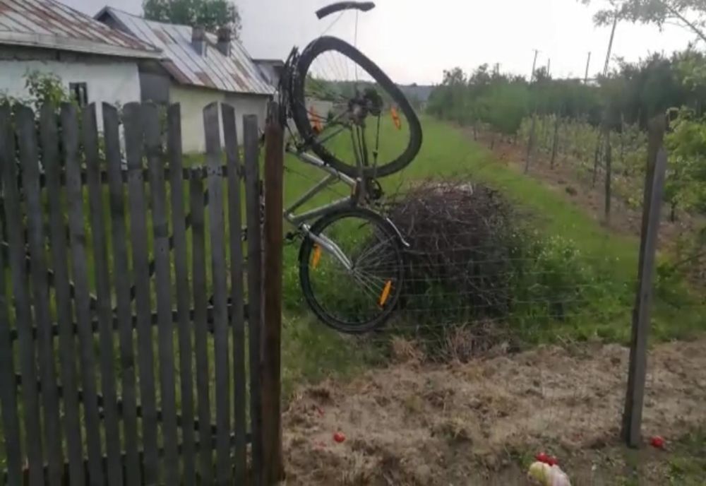 Video-Biciclist mort după ce l-au acroşat două maşini