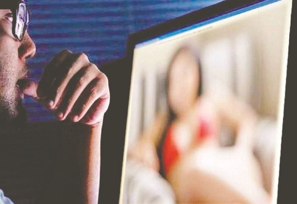 Șantaj! Iubitul i-a cerut 1000 de euro ca să nu o facă de râs!