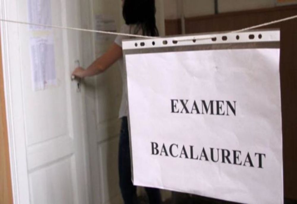 Doi candidaţi eliminaţi la BAC, că au vrut să copieze!