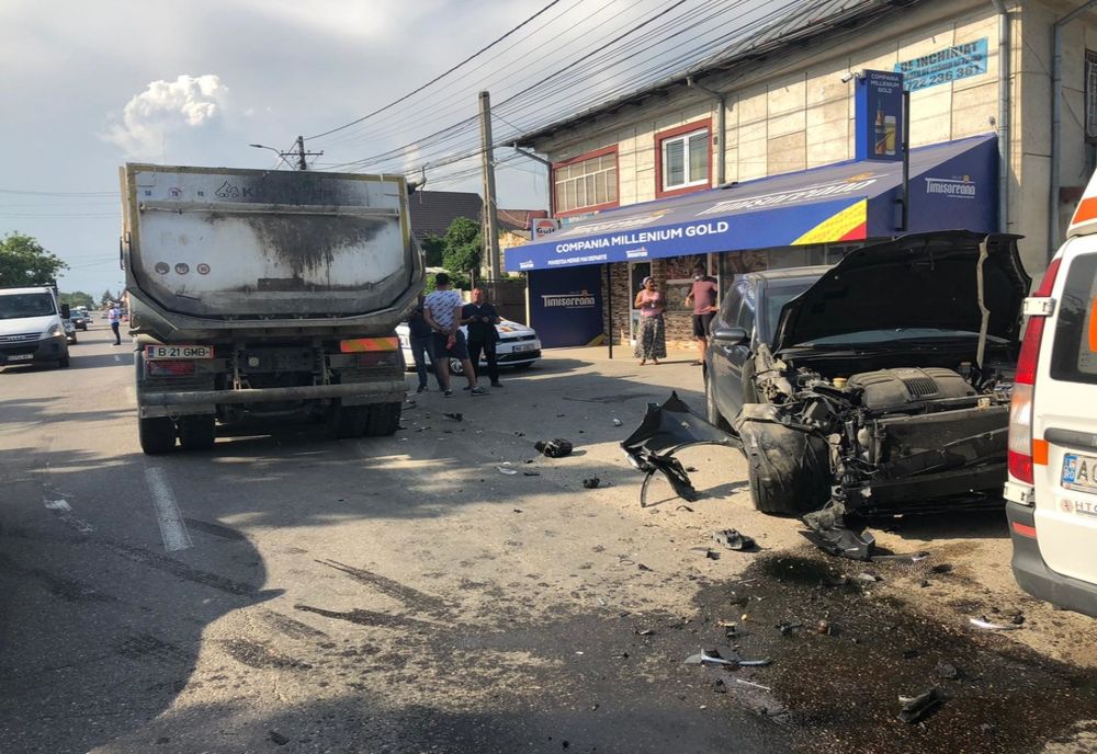 Șoferul beat criță, a ajuns cu mașina sub o basculantă