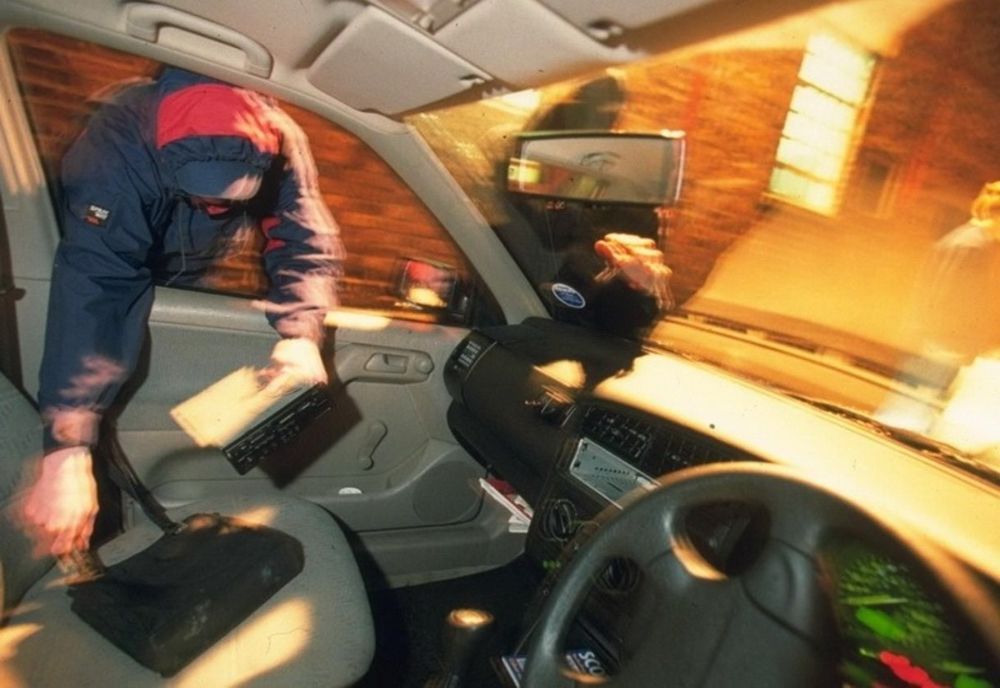 I-au furat banii în timp ce își repara mașina