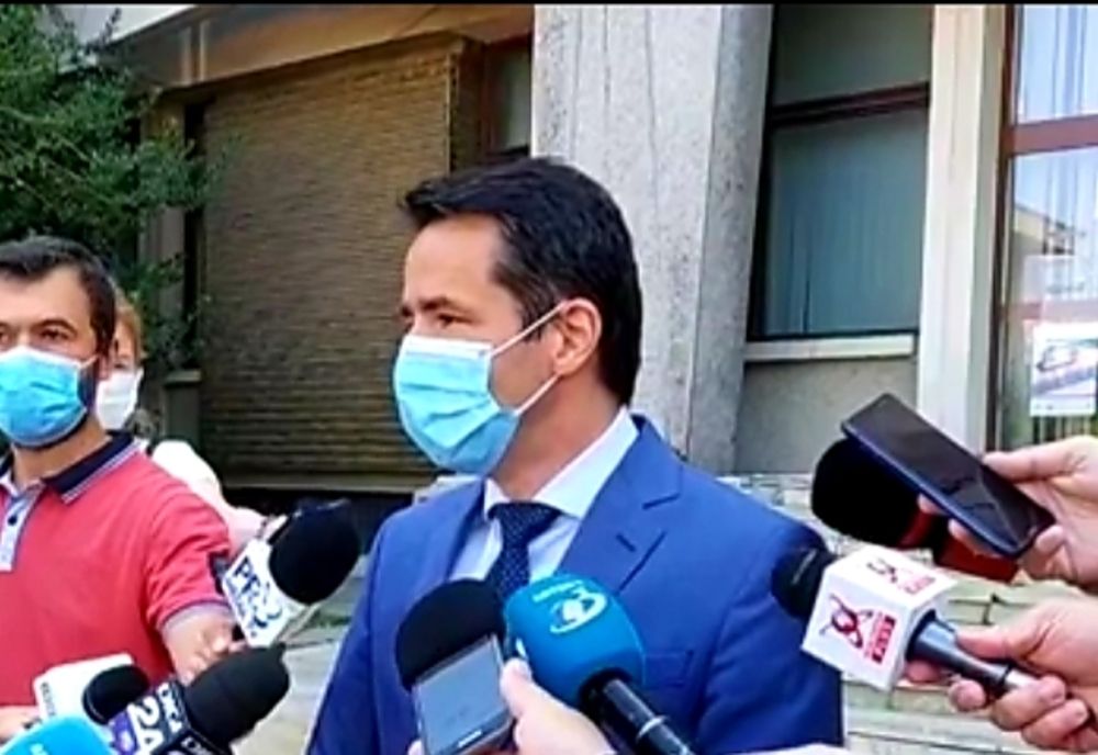 Masuri de urgență în Argeș. Masca obligatorie în exterior, program redus, slujbe în aer liber