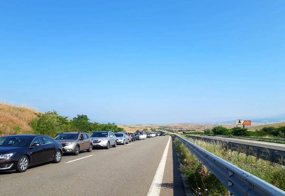 Ore întregi la graniță în așteptarea vacanței