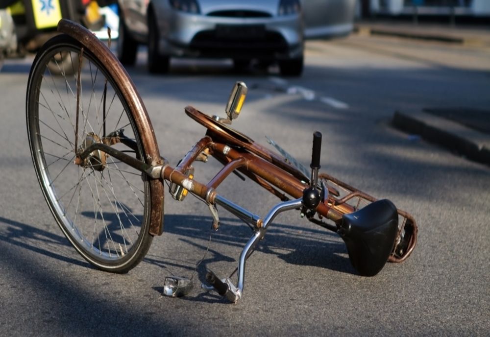 Un autoturism a accidentat trei adolescenţi aflaţi pe biciclete. Doi dintre ei au fost transportați în comă la spital