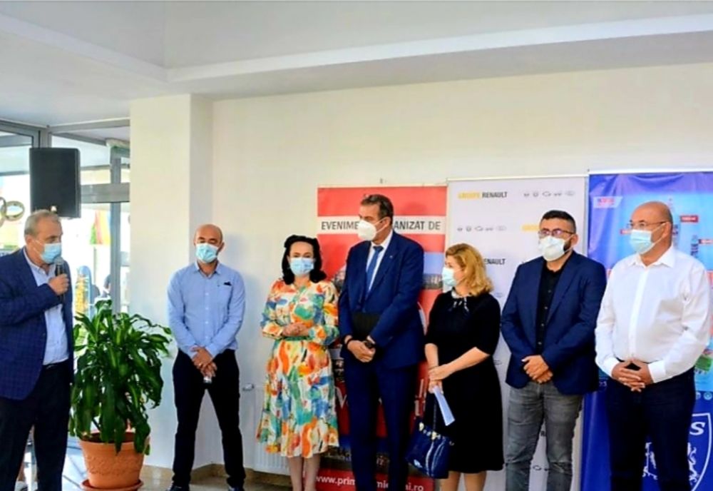 Uzina de Automobile Dacia a donat măști și materiale de protecție penteu școlile din Mioveni