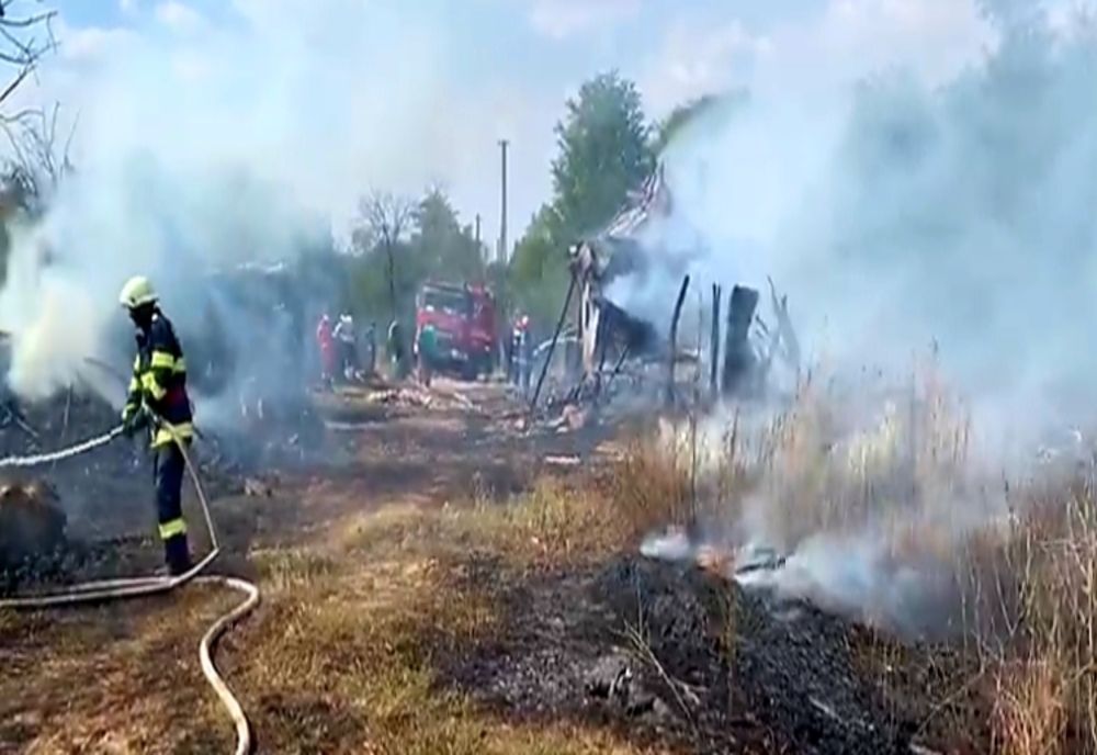 Incendiu la un depozit de fân din comuna Bârla, Argeș