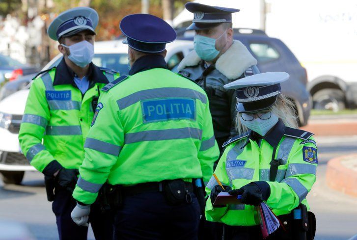 Clientul unui taxi a fost amendat cu 500 de lei pentru ca nu purta masca de protecție