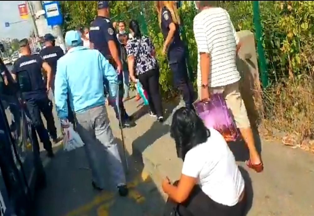 Surprinse în timp ce furau din buzunarul unui bătrân