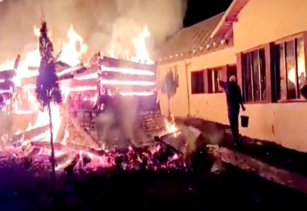 Biserică în flăcări în Argeș. A ars în întregime