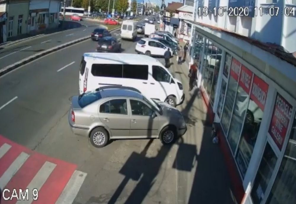 Surprinsă de camere când găsește 10 000 de lei în fața unui complex din Pitești