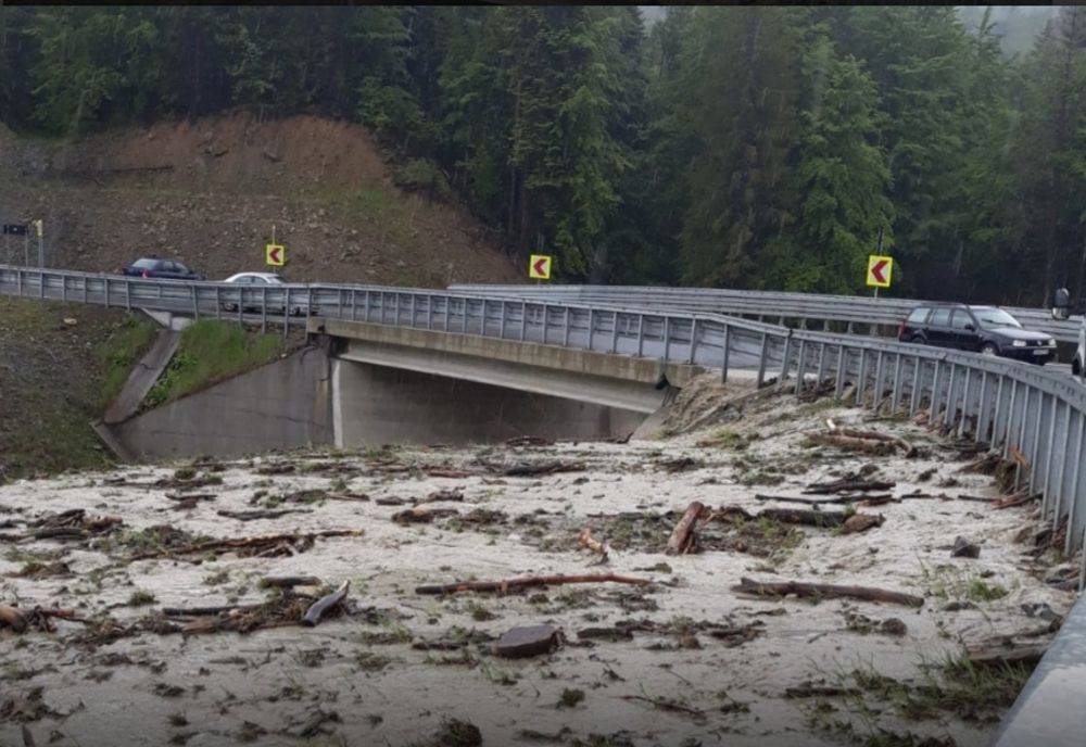 Alunecări de teren la Vâlcea, căderi de stânci, familii izolate în Vrancea, în urma ploii și a zăpezilor