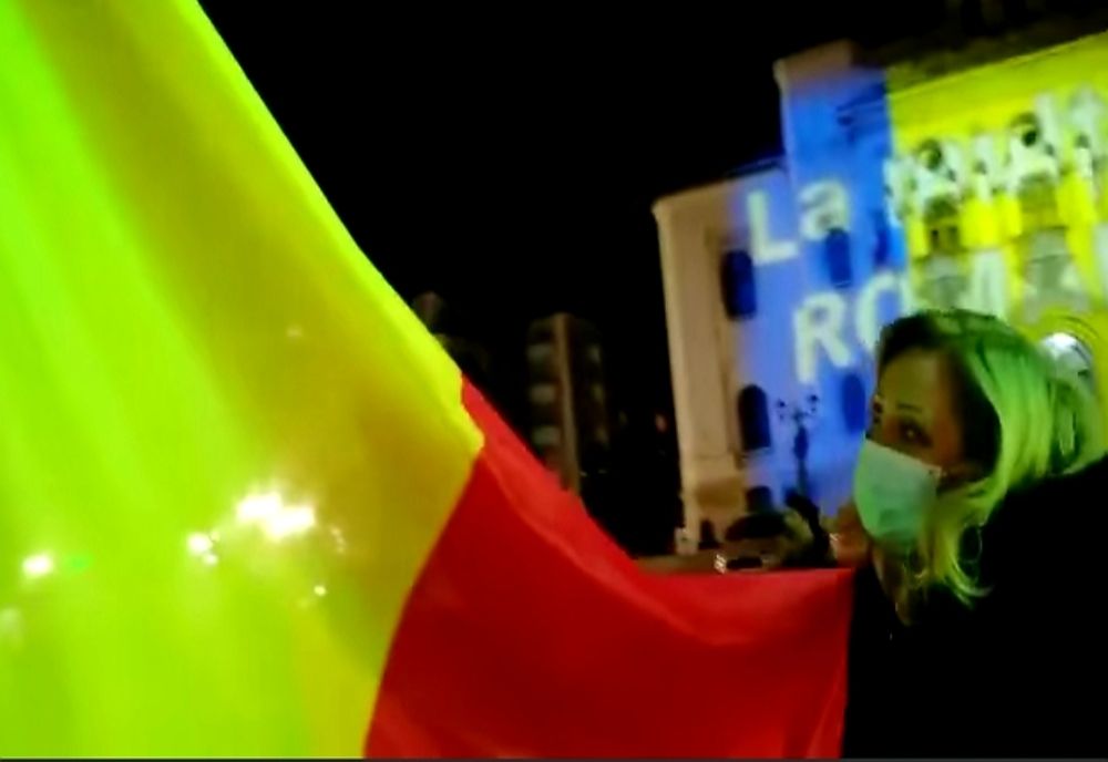 1 Decembrie la Câmpulung: Un steag imens. Fără festivități cu public