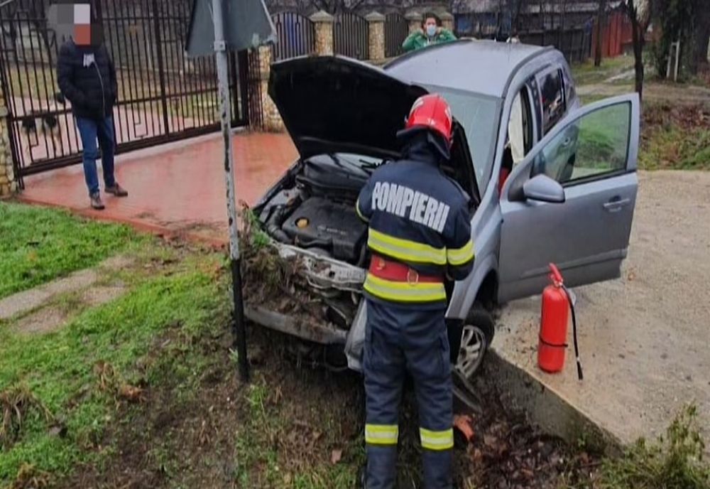 Accident cu două victime, în Argeş. O maşină a lovit un cap de pod