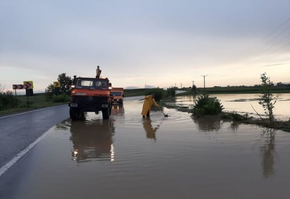 Cod portocaliu şi Cod galben de inundaţii valabile până joi noaptea