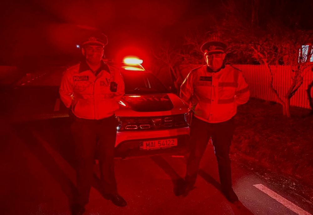 Bătrân blocat într-o locuinţă în flăcări, salvat de poliţişti, în comuna Uda