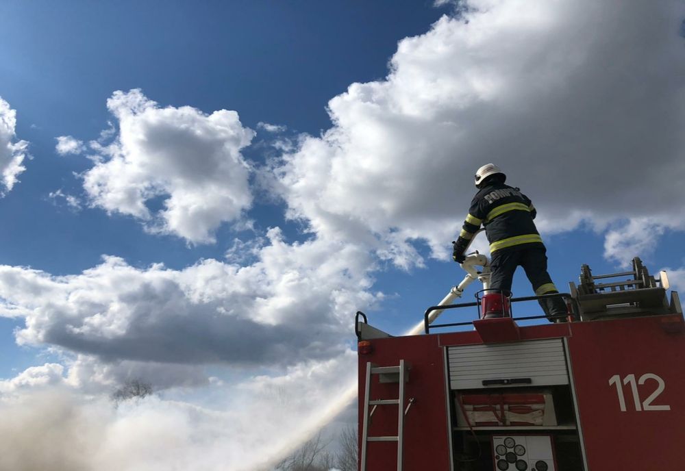 Dispensar părăsit în flăcări