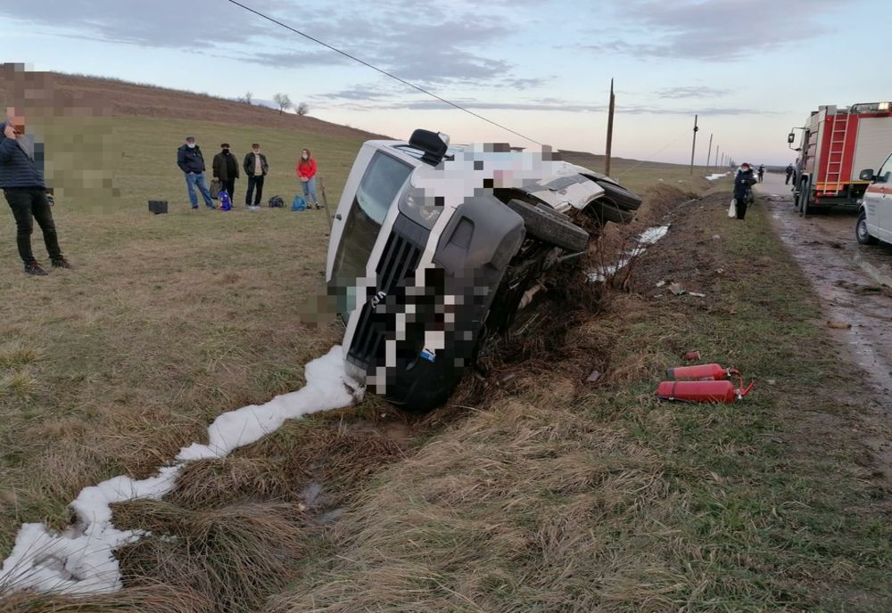 VIDEO. Microbuz cu pasageri, implicat într-un accident în Argeş